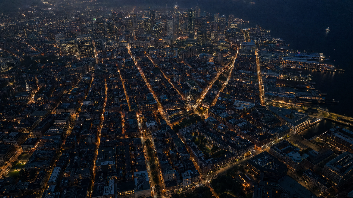 Eine Stadt bei Nacht von oben, ein Meer aus Lichtern